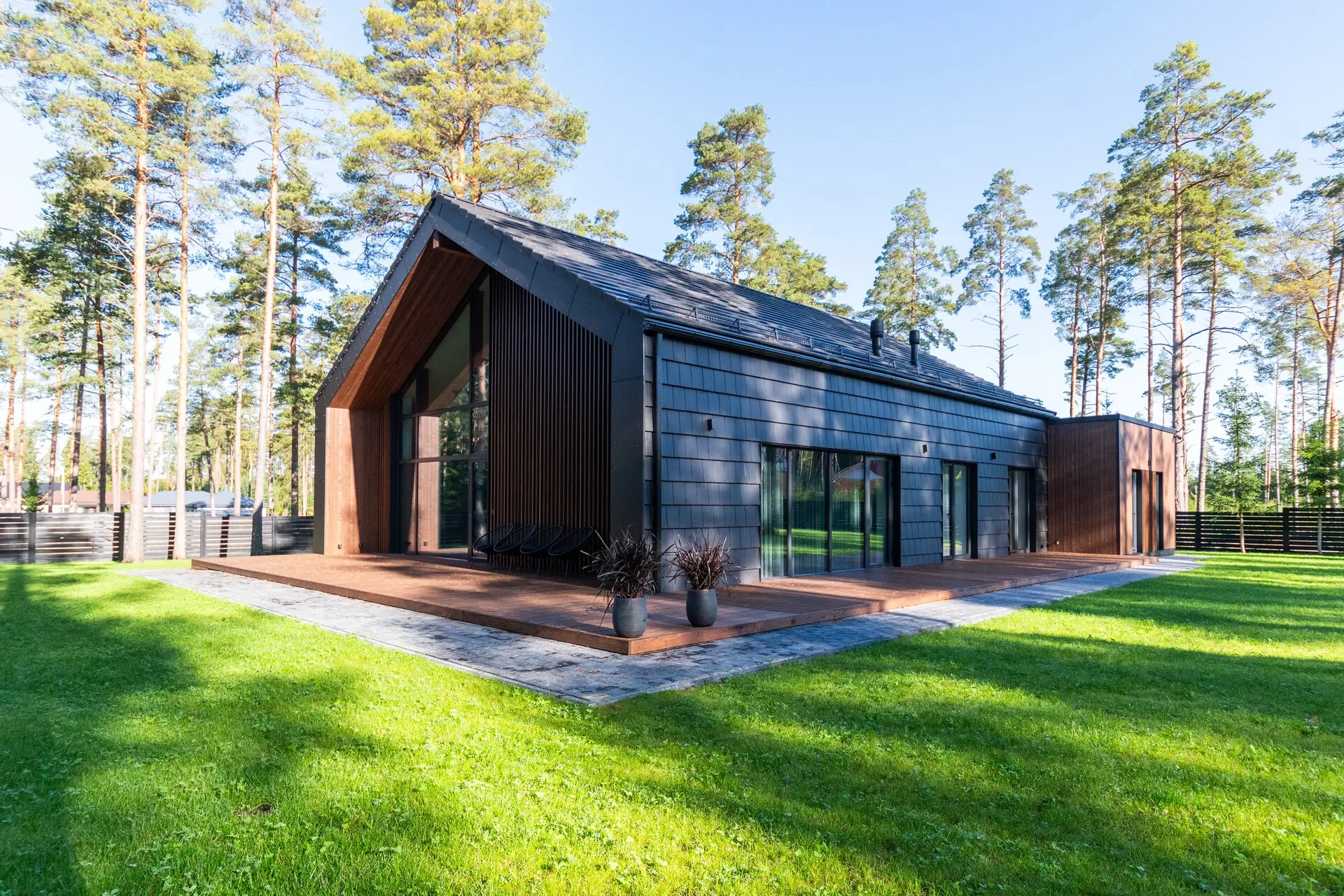 Puidust aknad ja puidust välisuks