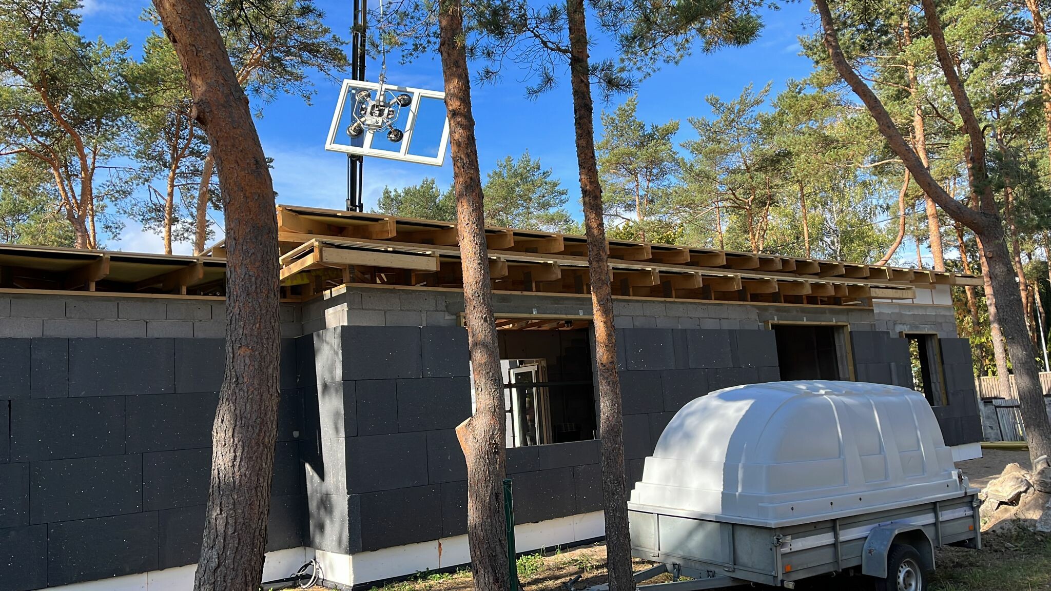 "Aru Group" garsėja aukštos kokybės gaminiais - mūsų asortimentą sudaro mediniai langai, medžio-aliuminio langai, vidaus ir lauko durys.