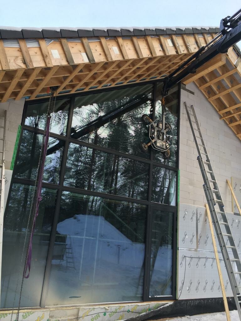 "Aru Group" garsėja aukštos kokybės gaminiais - mūsų asortimentą sudaro mediniai langai, medžio-aliuminio langai, vidaus ir lauko durys.