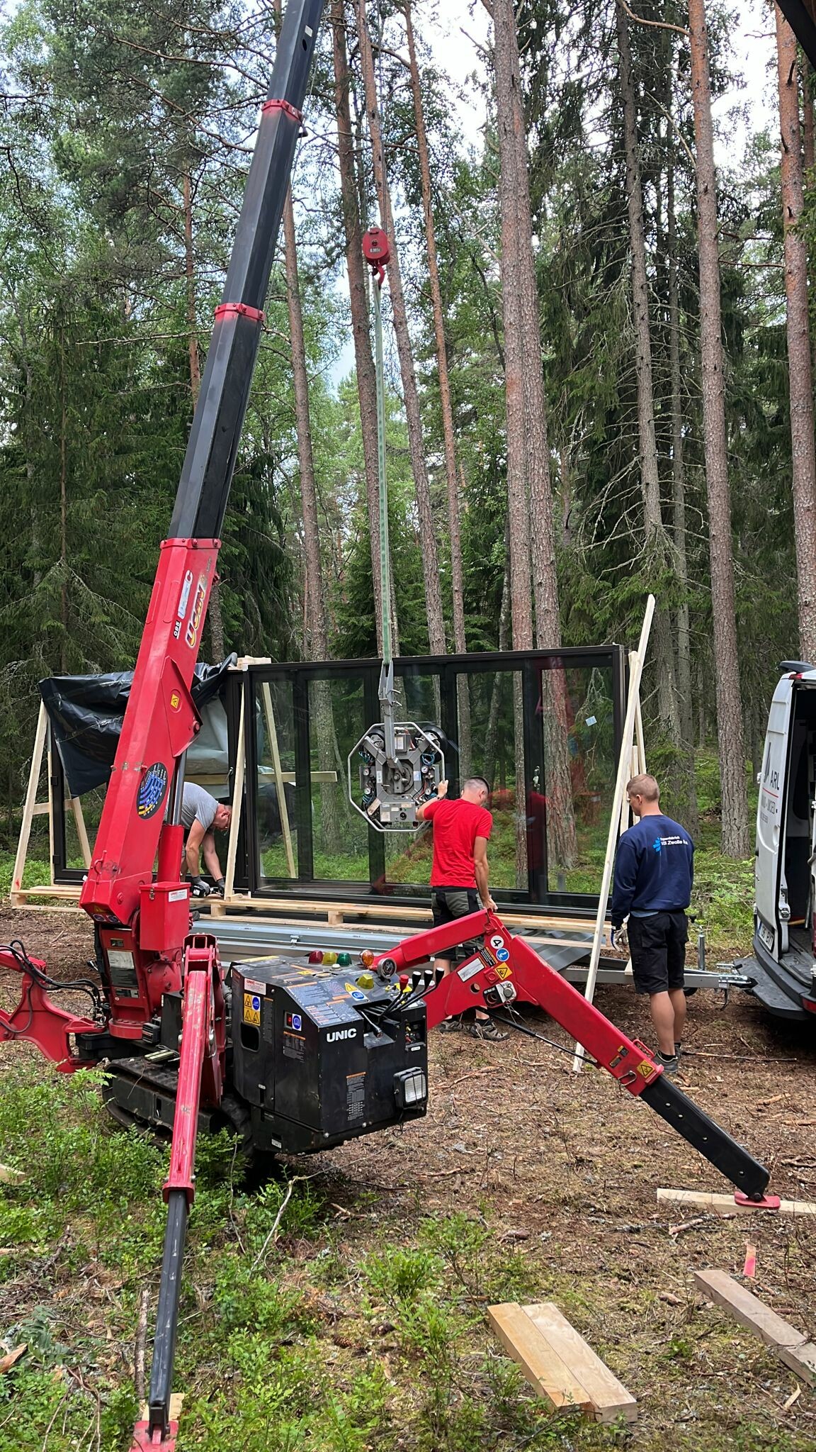 "Aru Group" garsėja aukštos kokybės gaminiais - mūsų asortimentą sudaro mediniai langai, medžio-aliuminio langai, vidaus ir lauko durys.