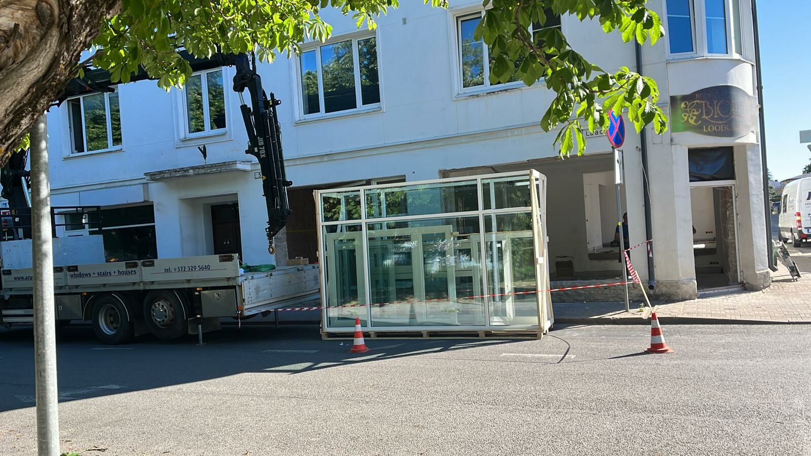 "Aru Group" garsėja aukštos kokybės gaminiais - mūsų asortimentą sudaro mediniai langai, medžio-aliuminio langai, vidaus ir lauko durys.