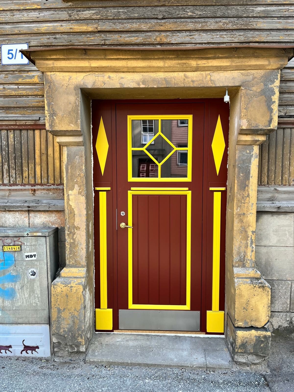 http://puidust%20välisuks%20aknaga